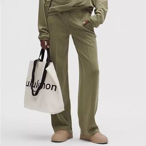 Lululemon Softstreme Pintuck Mid-Rise Pant
Regular XL Bay Leaf EUC